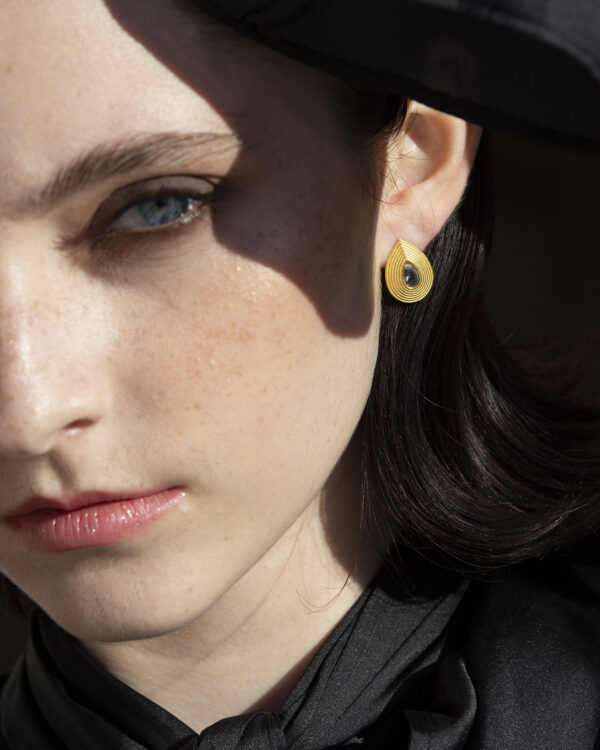 Oval small pearl earrings - Image 2