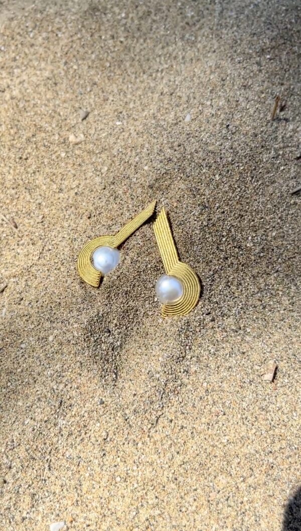 Amphitheatre pearl earrings - Image 2